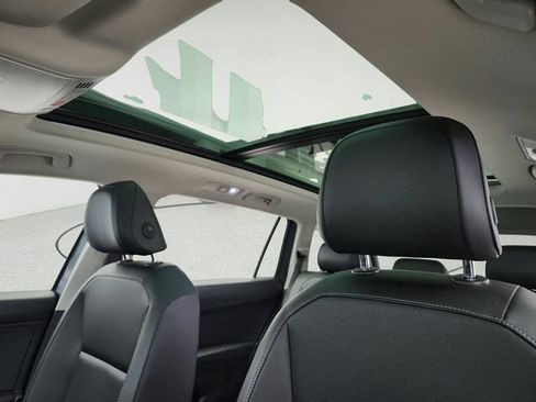Used 2018 Volkswagen Tiguan SEL AWD/4WD image 11