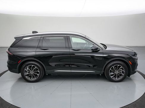 Used 2025 Lincoln Nautilus Premier AWD/4WD image 4