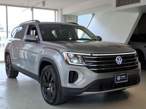 Used 2026 Volkswagen Atlas SE w/ Panoramic Sunroof Package AWD/4WD image 3
