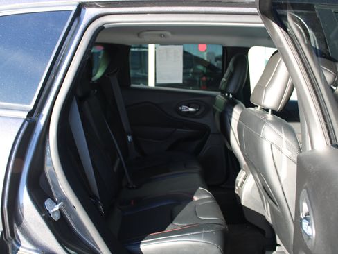 Used 2022 Jeep Cherokee Trailhawk image 15