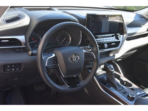 Used 2020 Toyota Highlander Platinum image 13