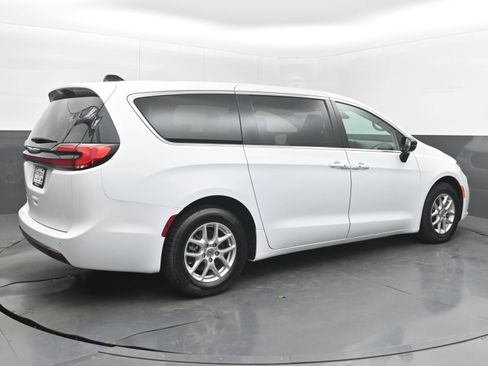 Used 2024 Chrysler Pacifica Touring-L FWD image 7