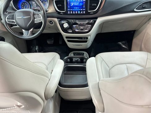 Used 2017 Chrysler Pacifica Touring-L w/ Tire & Wheel Group FWD image 22