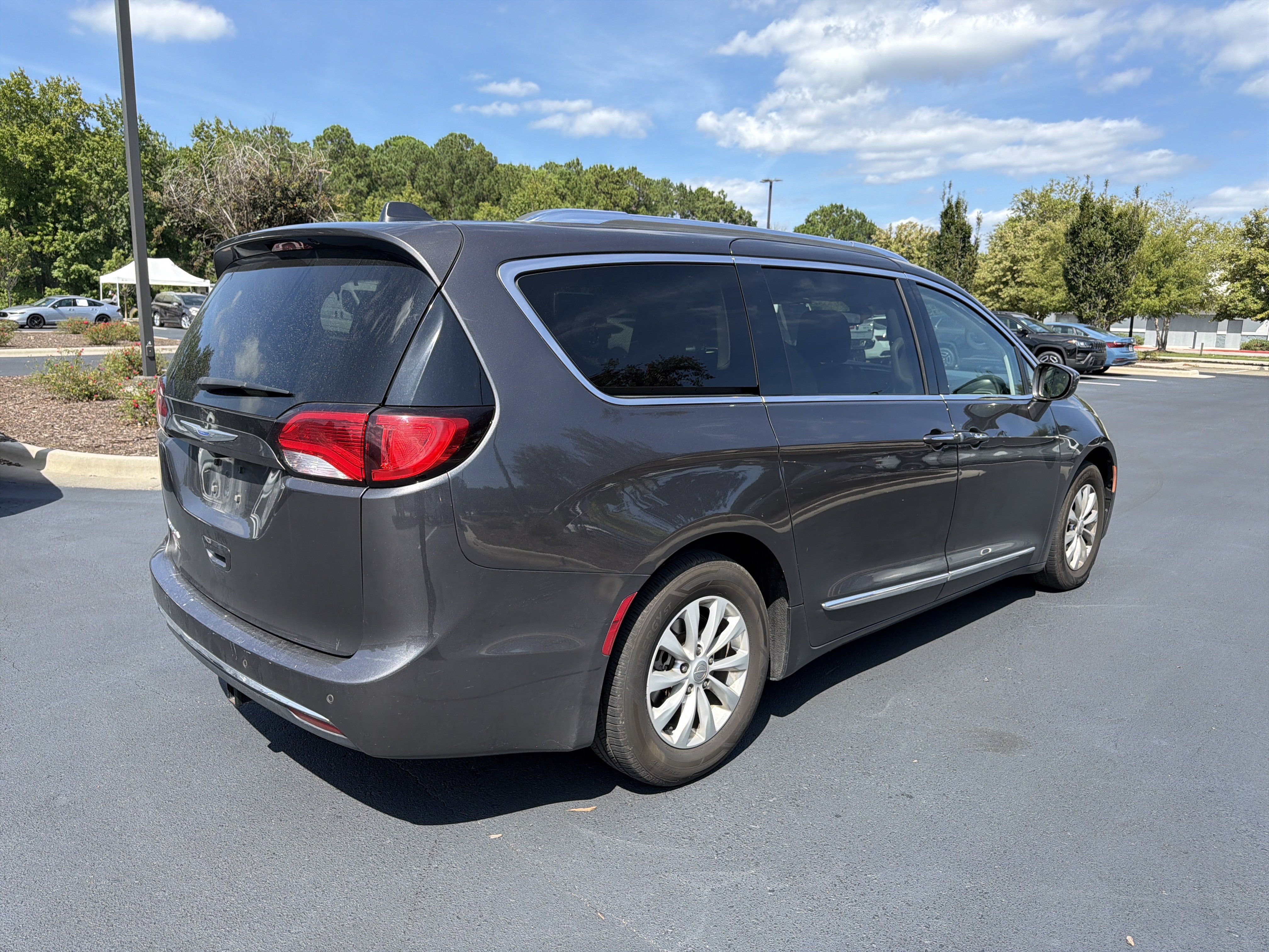 Used 2018 Chrysler Pacifica Touring-L FWD image 9