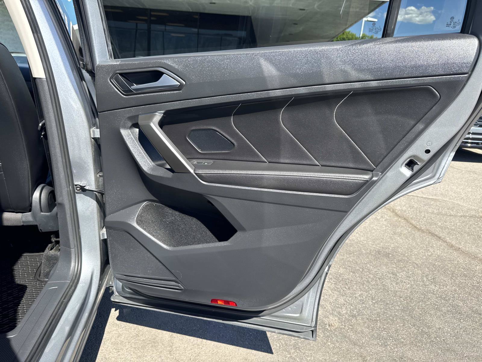 Certified 2022 Volkswagen Tiguan SE w/ Panoramic Sunroof Package FWD image 32
