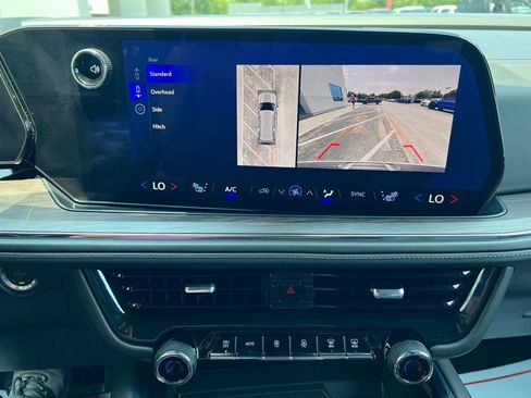 Used 2025 Chevrolet Tahoe LT RWD image 17