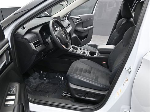 Used 2024 Mitsubishi Outlander SE image 14