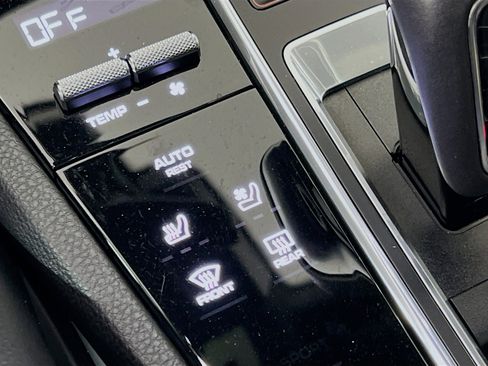 Used 2022 Porsche Cayenne Platinum Edition w/ Premium Package Plus image 21