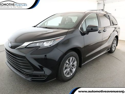 Used 2025 Toyota Sienna LE image 1