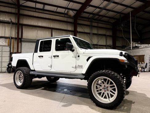 Used 2020 Jeep Gladiator Overland image 3