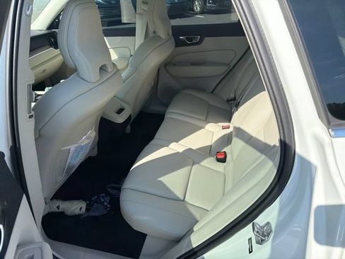 Used 2022 Volvo XC60 B5 Momentum w/ Climate Package FWD image 9