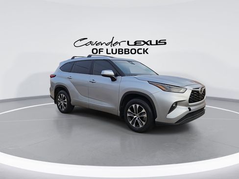 Used 2023 Toyota Highlander XLE image 2