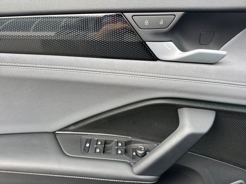 Used 2025 Volkswagen Tiguan SE w/ Panoramic Sunroof Package image 10