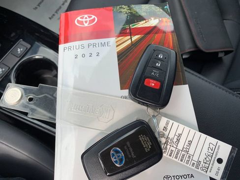 Used 2022 Toyota Prius Prime XLE FWD image 9
