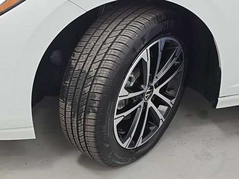 Certified 2025 Volkswagen Jetta Sport image 31