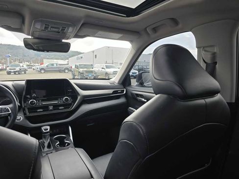 Used 2023 Toyota Highlander XLE image 14