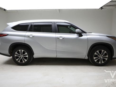 Used 2023 Toyota Highlander XLE FWD image 5