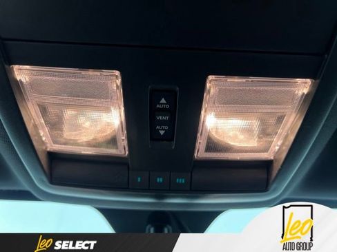 Used 2014 Dodge Challenger SXT RWD image 27