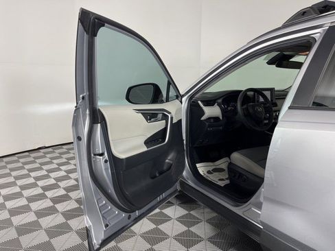 Used 2021 Toyota RAV4 XLE w/ Convenience Package FWD image 14