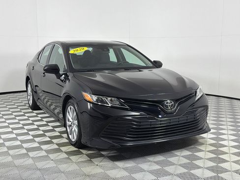 Used 2020 Toyota Camry LE FWD image 3