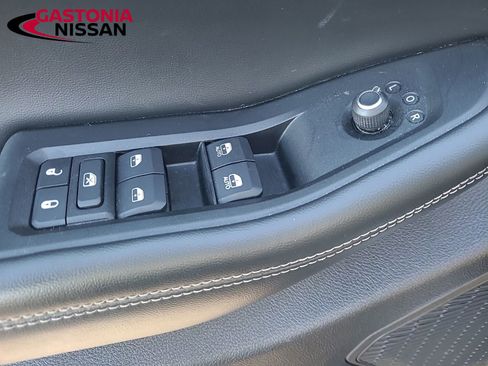 Used 2023 Jeep Grand Cherokee L Laredo image 30