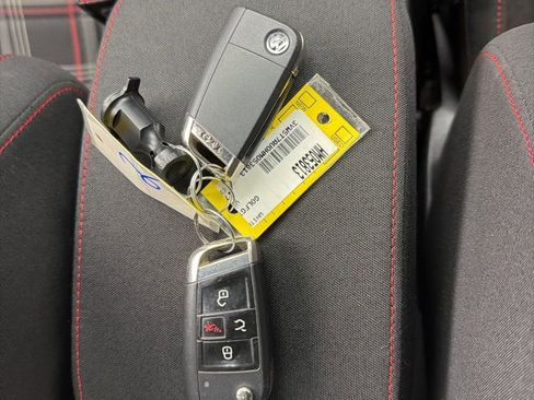 Used 2017 Volkswagen Golf S image 32