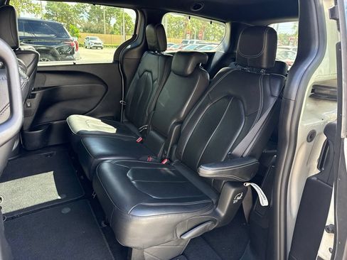 Used 2021 Chrysler Pacifica Touring-L w/ Uconnect Theater Family Group FWD image 5