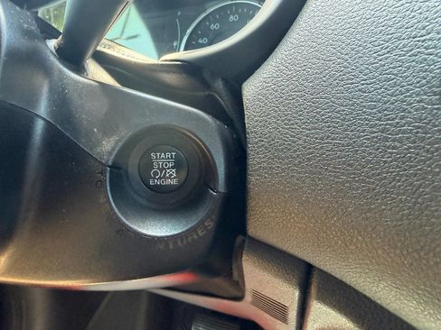 Used 2019 Jeep Renegade Latitude FWD image 34