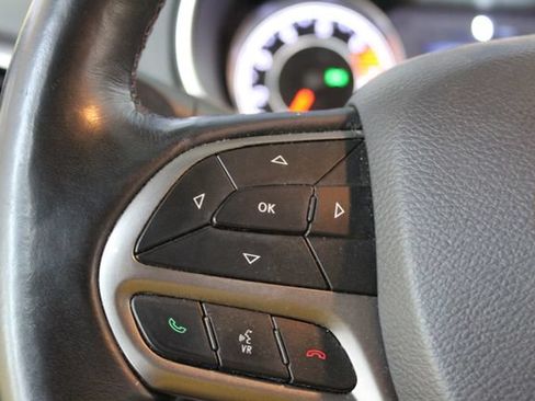 Used 2019 Jeep Cherokee Limited w/ Luxury Group FWD image 15
