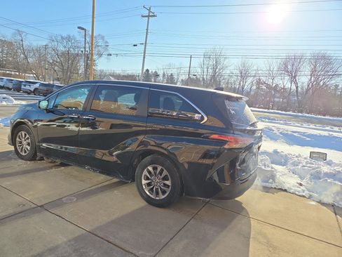 Used 2021 Toyota Sienna XLE image 5