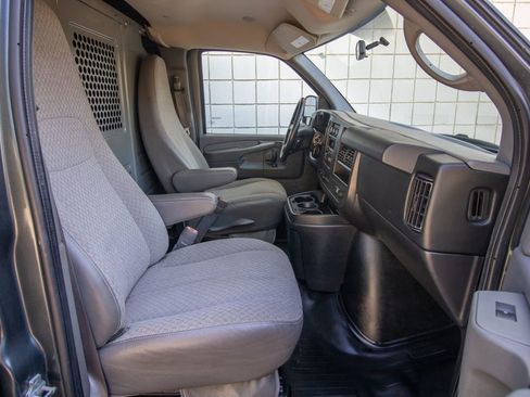 Used 2014 Chevrolet Express 2500 image 16