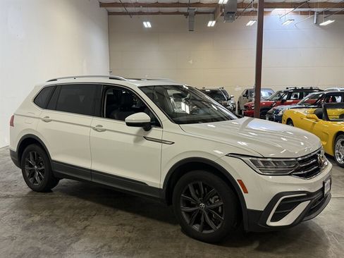 Used 2022 Volkswagen Tiguan SE w/ Panoramic Sunroof Package FWD image 9