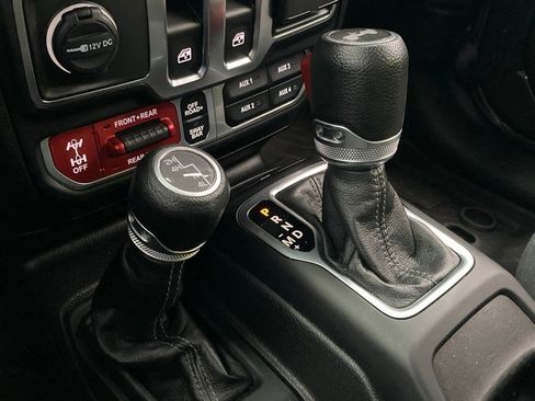 Used 2024 Jeep Wrangler Rubicon image 25