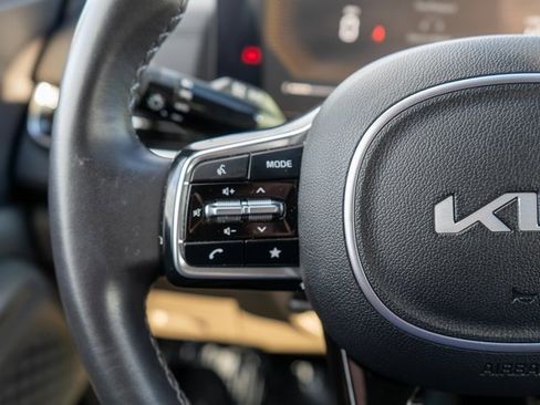 Used 2025 Kia Carnival EX image 34