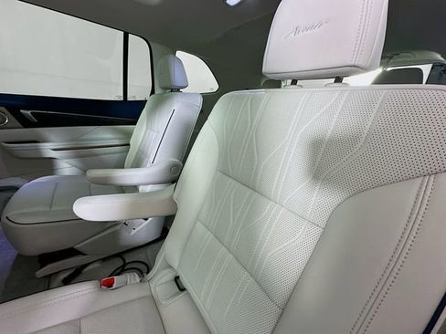 Certified 2025 Buick Enclave Avenir image 26