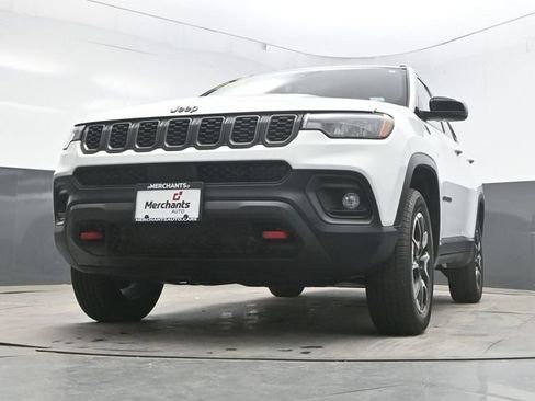 Used 2025 Jeep Compass Trailhawk AWD/4WD image 34