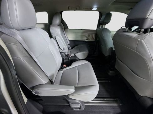 Certified 2022 Toyota Sienna XLE w/ XLE Plus Package FWD image 31