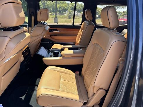 Used 2022 Jeep Grand Wagoneer Series III AWD/4WD image 24