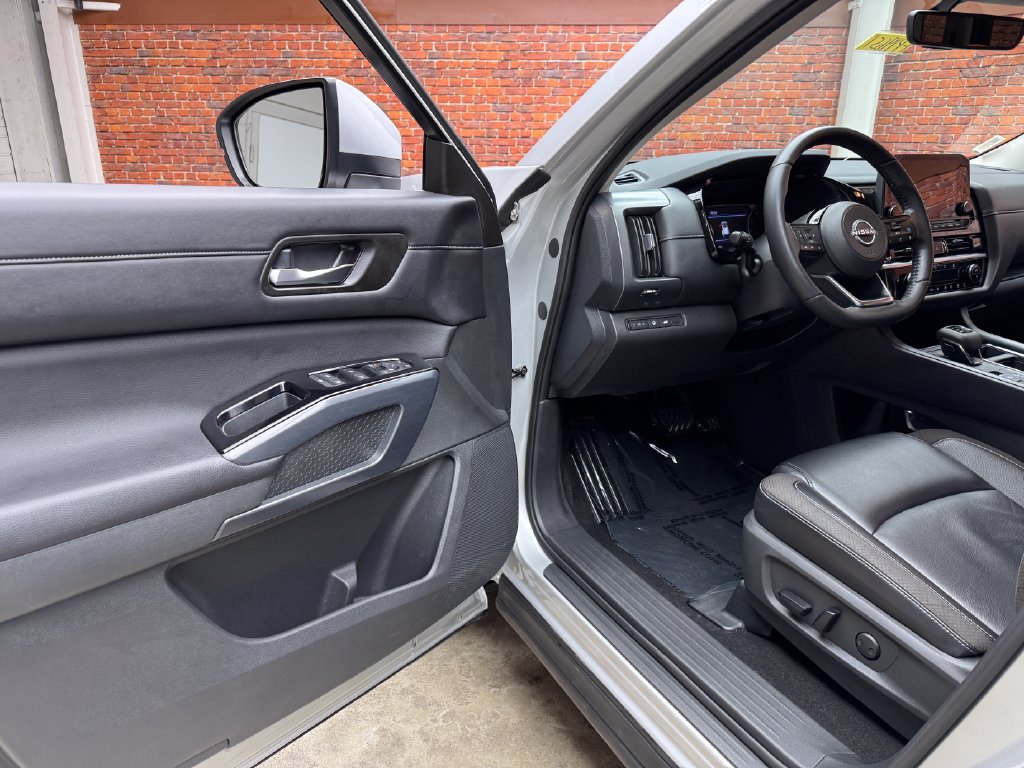 Used 2024 Nissan Pathfinder SL AWD/4WD image 9