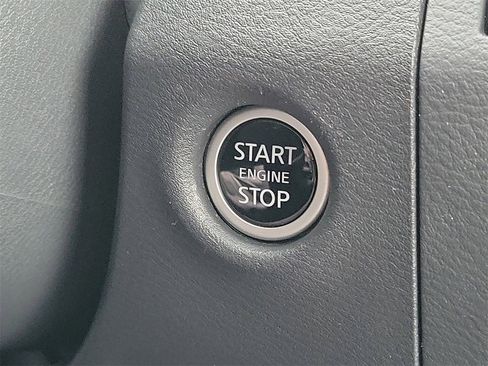 Used 2025 Nissan Frontier SV image 14