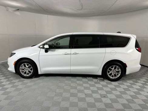 Used 2023 Chrysler Voyager LX FWD image 5