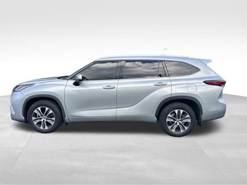 Used 2022 Toyota Highlander XLE AWD/4WD image 2