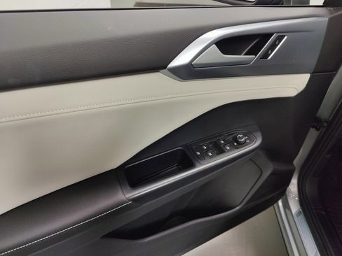 Used 2025 Volkswagen Taos SE image 23