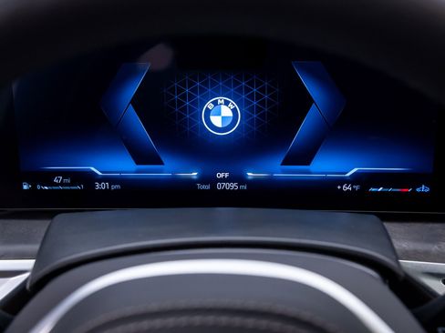 Certified 2025 BMW X7 xDrive40i w/ M Sport Package image 22