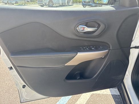 Used 2017 Jeep Cherokee Latitude image 14