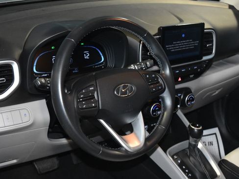 Used 2024 Hyundai Venue SEL image 2