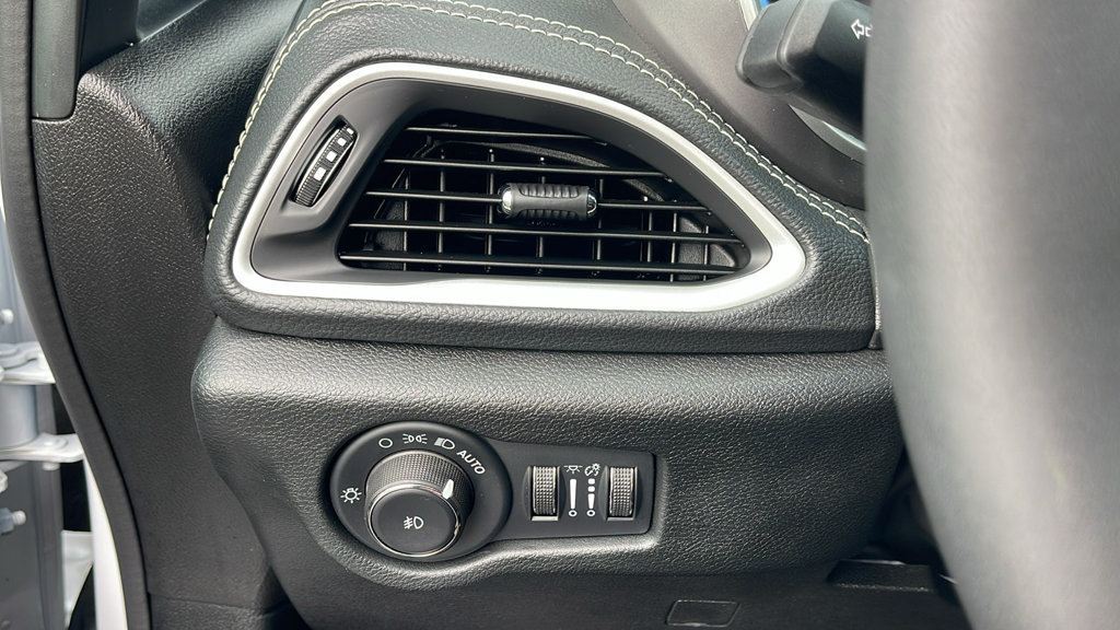 Used 2026 Chrysler Pacifica Select FWD image 20