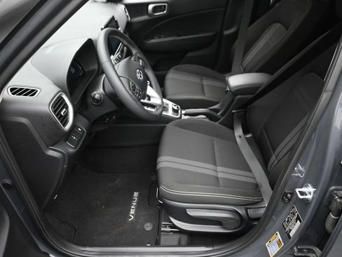 Used 2025 Hyundai Venue SEL FWD image 16