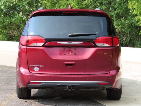 Used 2017 Chrysler Pacifica Touring-L FWD image 5