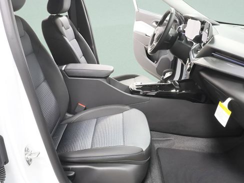 New 2026 Chevrolet Trax LT w/ Driver Confidence Package FWD image 28